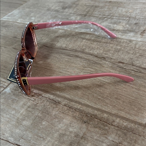 VG Pink Cat-eye Rhinestone Model Collection. NWT - Picture 2 of 4